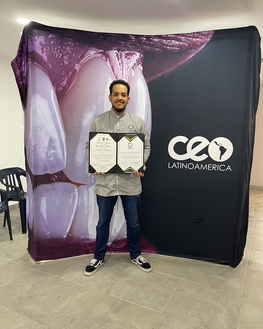 Dr. Manuel González Brens con sus títulos de maestría